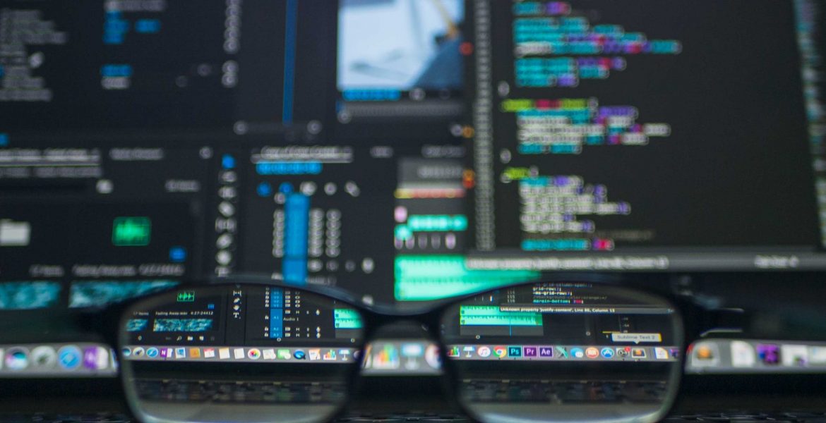 Personne qui analyse de la data sur un outil de business intelligence