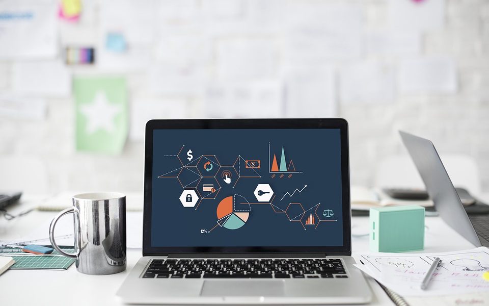 ordinateur portable avec graphiques et schémas à l'écran