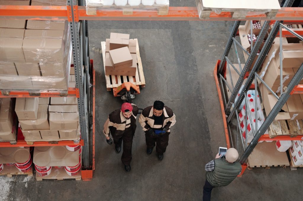 deux personnes qui travaillent dans un entrepôt de logistique