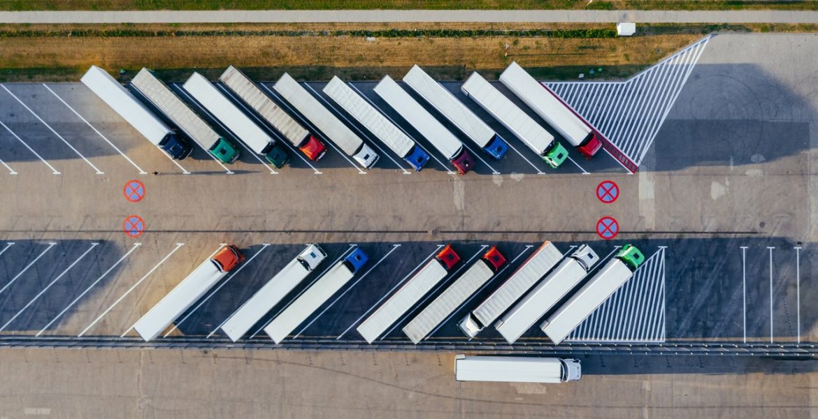parking rempli de camions poids lourds