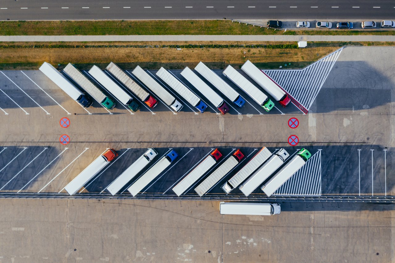 parking rempli de camions poids lourds